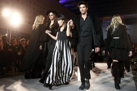 La diseñadora Argentina Andrea Urquizu caminó junto a modelos, durante la segunda jornada del desfile de la pasarela Santiago Fashion Week 2014.