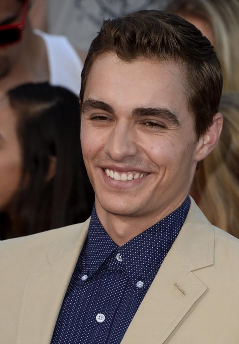 El actor Dave Franco posó sonriente ante los fotógrafos en el estreno de Comando Especial 2.