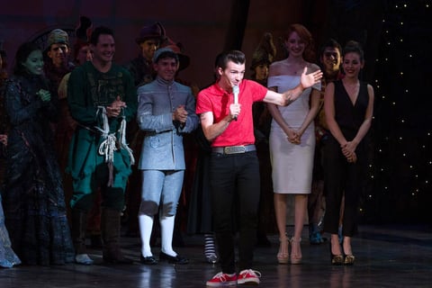 Su padrino fue el cantante y actor estadunidense Drake Bell, quien halagó el trabajo en escena de todo el elenco.