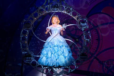 Al finalizar la representación número 250, los productores de "Wicked", Federico González Compeán y Morris Gilbert presentaron de manera oficial a Majo Pérez como alternante de "Glinda", aunque desde hace 200 funciones ya participa junto al resto de la compañía.