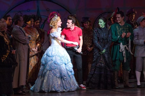 El cantante y actor estadounidense, Drake Bell, apadrinó a Majo Pérez como alternante de 'Glinda' en la adaptación mexicana del musical Wicked.