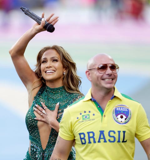 Pitbull no quiso desaprovechar la oportunidad y lució la playera de la selección anfitriona.