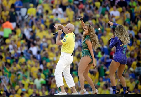 Los intérpretes contagiaron al público que comenzó a sentir ya el ruido de un Mundial.