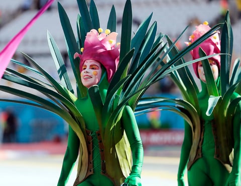 En el evento participaron personas semejando árboles, plantas y flores.