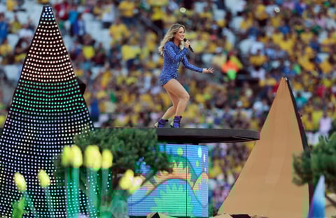 Del enorme balón de futbol que se encontraba en medio del escenario aparecieron las figuras musicales de la tarde.