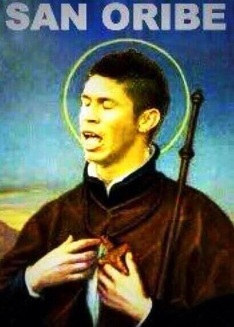Gracias a un gol de Oribe Peralta se logró ganar el partido, algunos hinchas alocados piden a autoridades eclesiales que se considere al lagunero como un candidato serio para una beatificación...