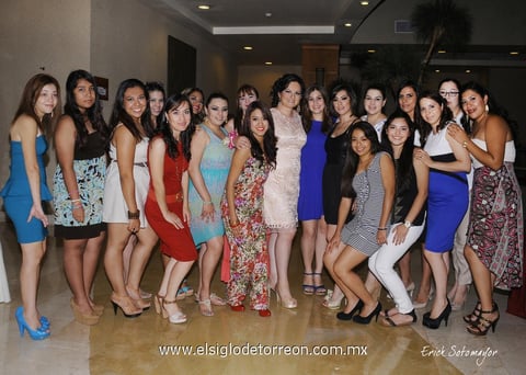 14062014 Amigas y familiares pasaron un inolvidable momento junto a la futura esposa.