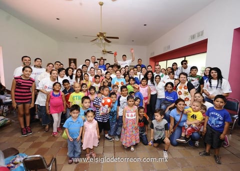 14062014 CELEBRAN EN GRANDE.  Niños de Casa - Feliz Encendamos una Luz en reciente festejo, en el que recibieron muchas sorpresas y regalos.