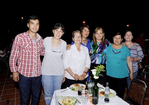 14062014 EN RECIENTE FESTEJO.  Víctor, Ana María, Nora, Coco, Socorro, Gloria y Reyna.