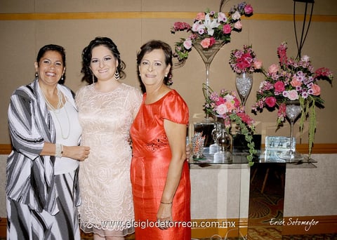 14062014 La festejada en compañía de sus organizadoras.