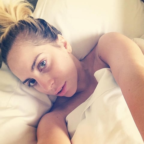 Lady Gaga dejó de lado sus estrafalarios atuendos y accesorios y presumió una imagen muy natural desde su cama.
