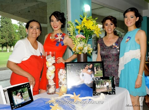 15062014 La futura contrayente muy feliz junto a sus organizadoras.