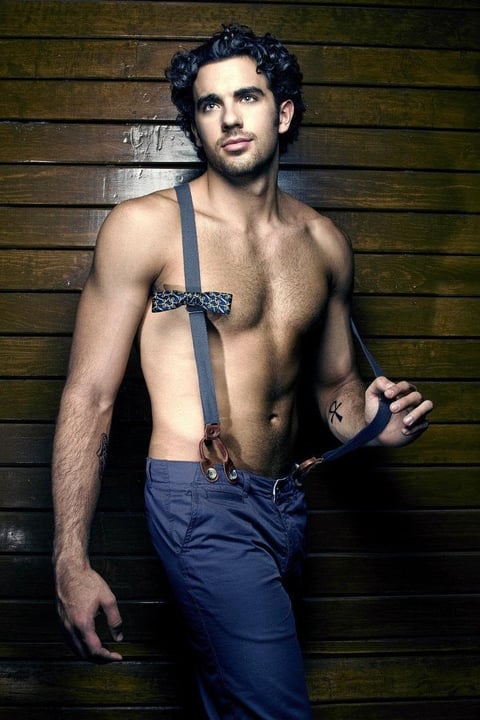 José Pablo Minor, tiene 23 años y se graduó como piloto comercial, aunque decidió dedicarse a la actuación.