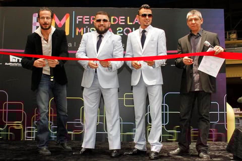 Poncho Lizárraga y Giovanni de la Banda El Recodo inauguraron la Primera Feria de la Música en el lobby del Auditorio Nacional.