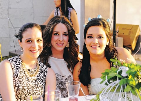 13062014 La festejada. Fiesta de despedida Lily Santelices, cerca de llegar al altar Andrea, Valeria y Ana Paola. Con las organizadoras: Liliana de Santelices y Silvia de Tello. Cristy, LucÃ­a y Marien.