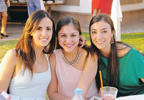 13062014 La festejada. Fiesta de despedida Lily Santelices, cerca de llegar al altar Andrea, Valeria y Ana Paola. Con las organizadoras: Liliana de Santelices y Silvia de Tello. Cristy, LucÃ­a y Marien.