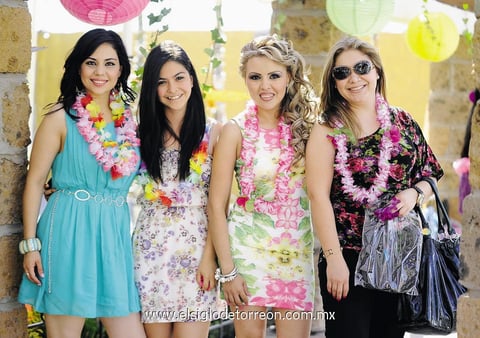 21062014 ALOHA HAWAII.  Monse, Valeria, Hannia y Anabel.