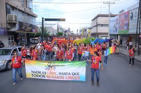 Durante la marcha se pidió mediante gritos y pancartas mayor respeto para los homosexuales, lesbianas e igualdad de género, además de que se repartieron entre los transeúntes condones y souvenirs relacionados con el movimiento.
