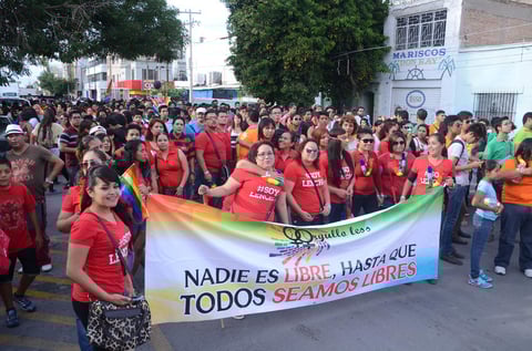 En esta ocasión se contó con la participación de alrededor de 2 mil personas, entre las que se encontraban familiares de lesbianas, gays, bisexuales y transexuales.