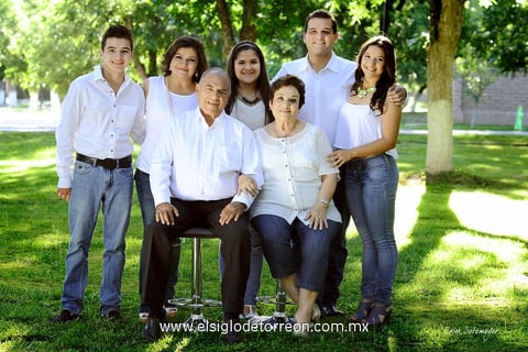 Muy divertido con sus abuelitos, Profr. Mario Cepeda y Sra. Ma. Teresa Villarreal de Cepeda y su familia.