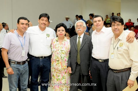 Dr. Leonardo Rocha V., Dra. Rosa María Guzmán Cedillo, Dr. Rafael Ávila Cisneros y M.C. Luciano Juárez Sánchez, en compañía de sus hijos, Gustavo y Carlos Juárez.