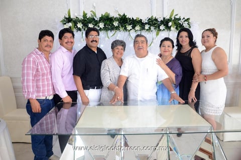 El festejado en compañía de su esposa e hijos.