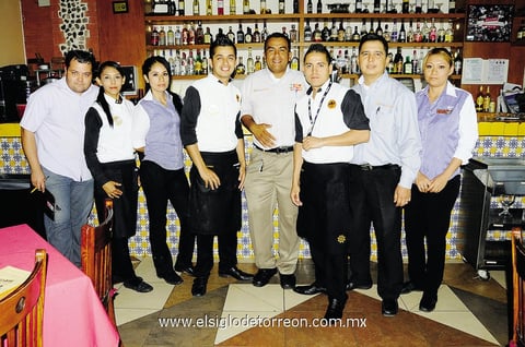 DISFRUTAN EL MUNDIAL.  Omar, Lalo, Ale, Gaby, Antonio, María del Refugio, Carlos, Gil y Lizeth.