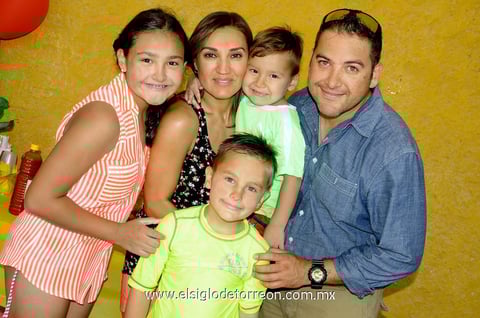 EN FAMILIA.  Andrea, Liliana, Carlos Antonio, Carlos y Santiago.