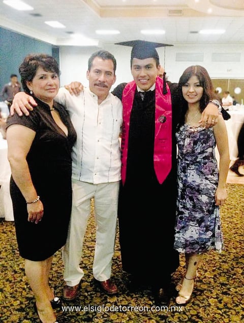 22062014 El festejado en compañía de sus padres y esposa.