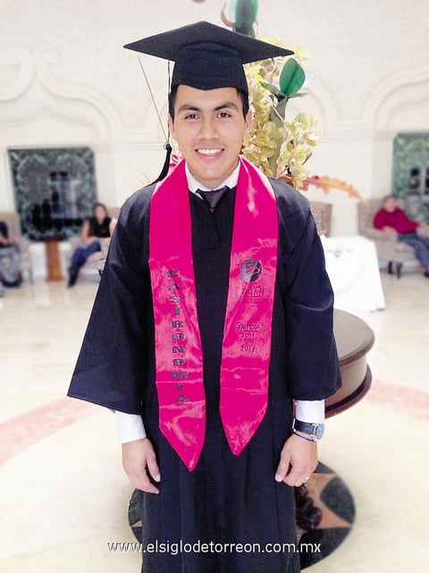 22062014 Muy alegre se aprecia al joven graduado por haber culminado satisfactoriamente sus estudios.