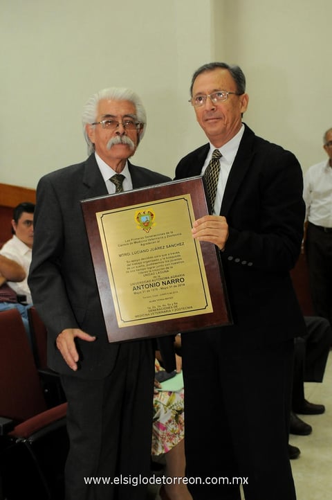 22062014 En la foto, recibe reconocimiento de parte del Dr. Rafael Rodríguez, M. Director Regional.