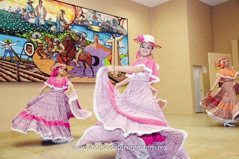 22062014 Las bailarinas dieron su máximo esfuerzo sobre el escenario.