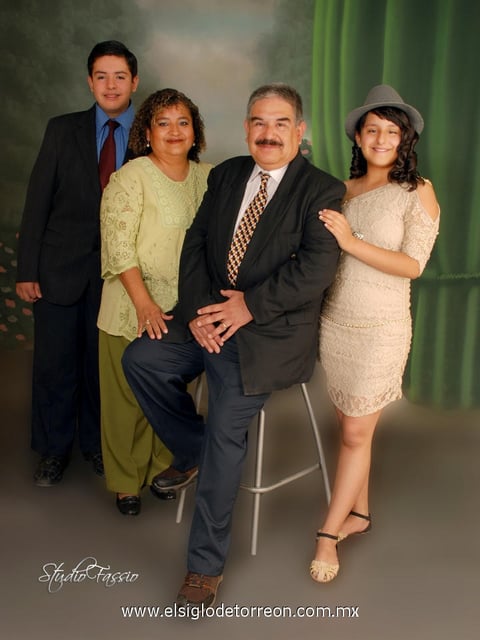 22062014 Ing. Jesús Aguilar Contreras y Sra. María Fca. García, en compañía de sus hijos, Fernando de Jesús y Cecilia Alegría Aguilar García.