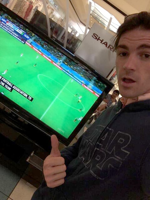 El cantante y actor estadounidense Drake Bell, quien ha expresado su amor por México publicó una imagen viendo el partido. "Aún en los Estados Unidos estoy apoyando a México", escribió.