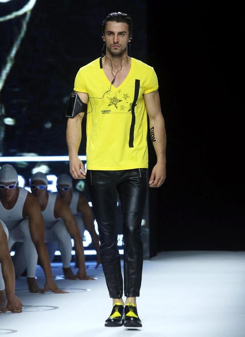 Las creaciones de la firma Dirk Bikkembergs también se hicieron presentes en la pasarela, mostrando conjuntos más 'deportivos'.