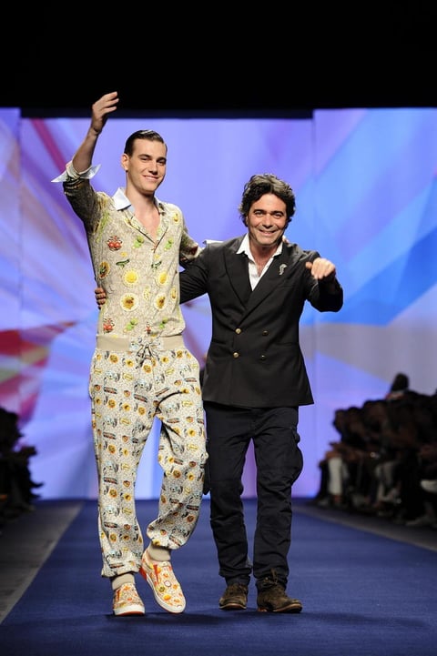 Kean Etro el diseñador italiano, creador de la colección. Saluda junto a un modelo al público presente en el desfile.