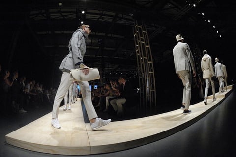 La semana de la moda llegó a las pistas de Milán, los modelos presentan algunas de las creaciones de la firma italiana Canali a su colección masculina primavera-verano 2015.