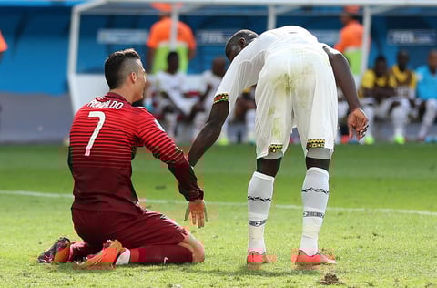 Cristiano recibió varios golpes y veía dolido de la rodilla.