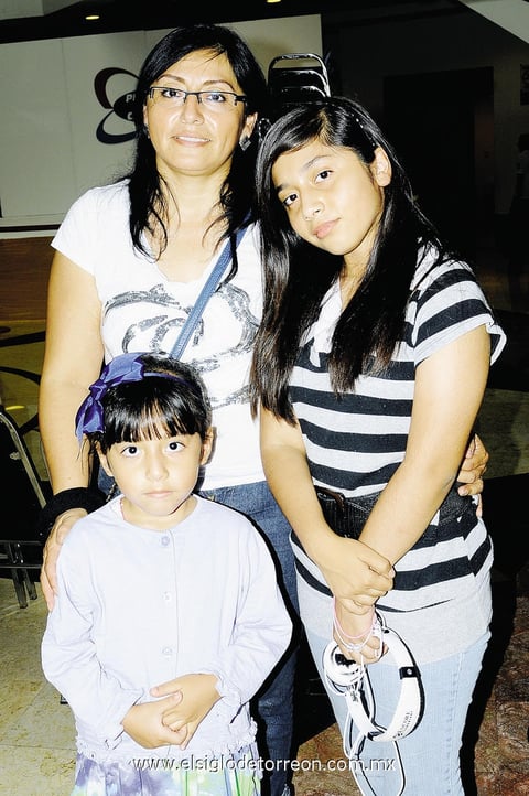 28062014 DE PASEO EN EL MALL.  Mariela Caballero Limón, Mariela Sánchez y Paola Sánchez.