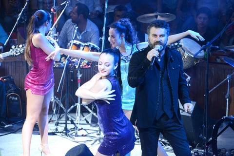 Junto al cantante se presentaron ocho músicos y tres coristas, todos vestidos de negro.