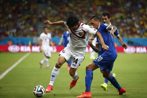 Pese a tener sólo 10 hombres en la cancha, los europeos no fueron capaces de vencer a los centroamericanos, un gol de último momento extendió su presencia en el campo para mandarlos a tiempos extras.