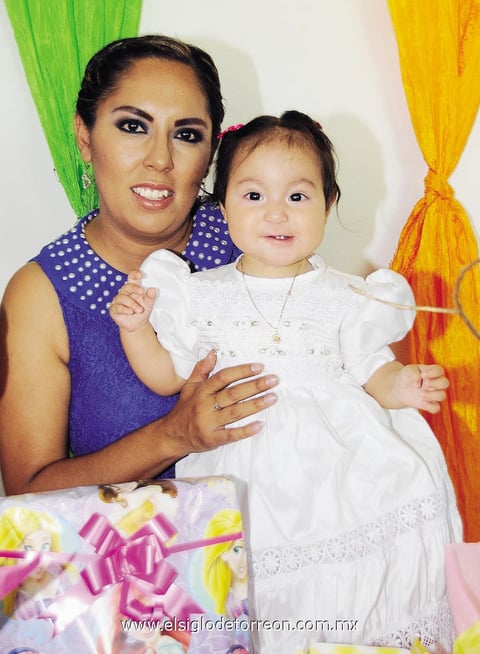 30062014 CUMPLE UN AñO.  Diana con su mamá, Diana Annel.