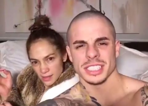 Jennifer Lopez sorprendió al aparecer en un divertido video sin maquillaje junto a su novio.