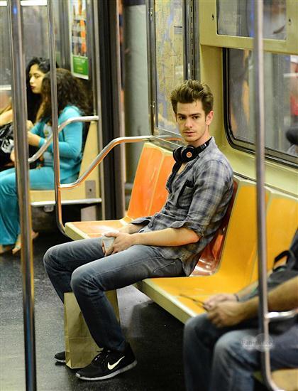 El astro de Spider Man, Andrew Garfield dejó impactados a los usuarios del metro al subir al vagón.