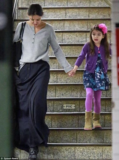 Katie Holmes y su pequeña Suri, son otras de las personalidades que han mostrado su sencillez al viajas en Metro.