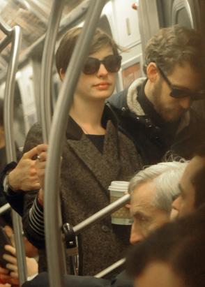 En varias ocasiones, usuarios han captado a la estrella de El Diablo Viste a la Moda viajando en el Metro.
