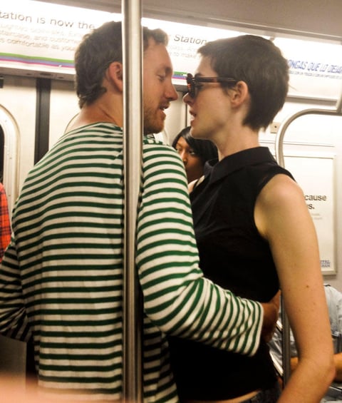 Anne Hathaway es una de las famosas que acostumbras a usar este medio de transporte cotidianamente.