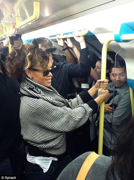 Hace algunos años, Rihanna decidió transportarse en Metro rumbo a su concierto en Londres, donde fans no dudaron en pedirle una foto.