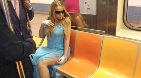 Mariah Carey utilizó este tipo de transporte para llegar a una alfombra roja, sin importarle ir con un vestido de gala y tacones.