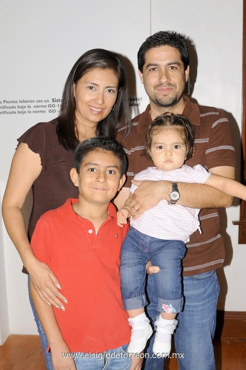 02072014 Azucena, Raúl, Adrián y Karen.